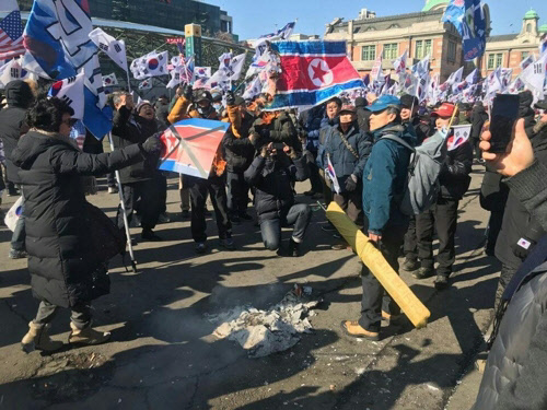 인공기 소각하는 보수단체 회원들